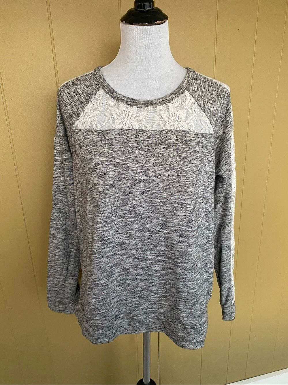 Express women L longsleeve crewneck top/sweater w/lace accent sleeves black & wh